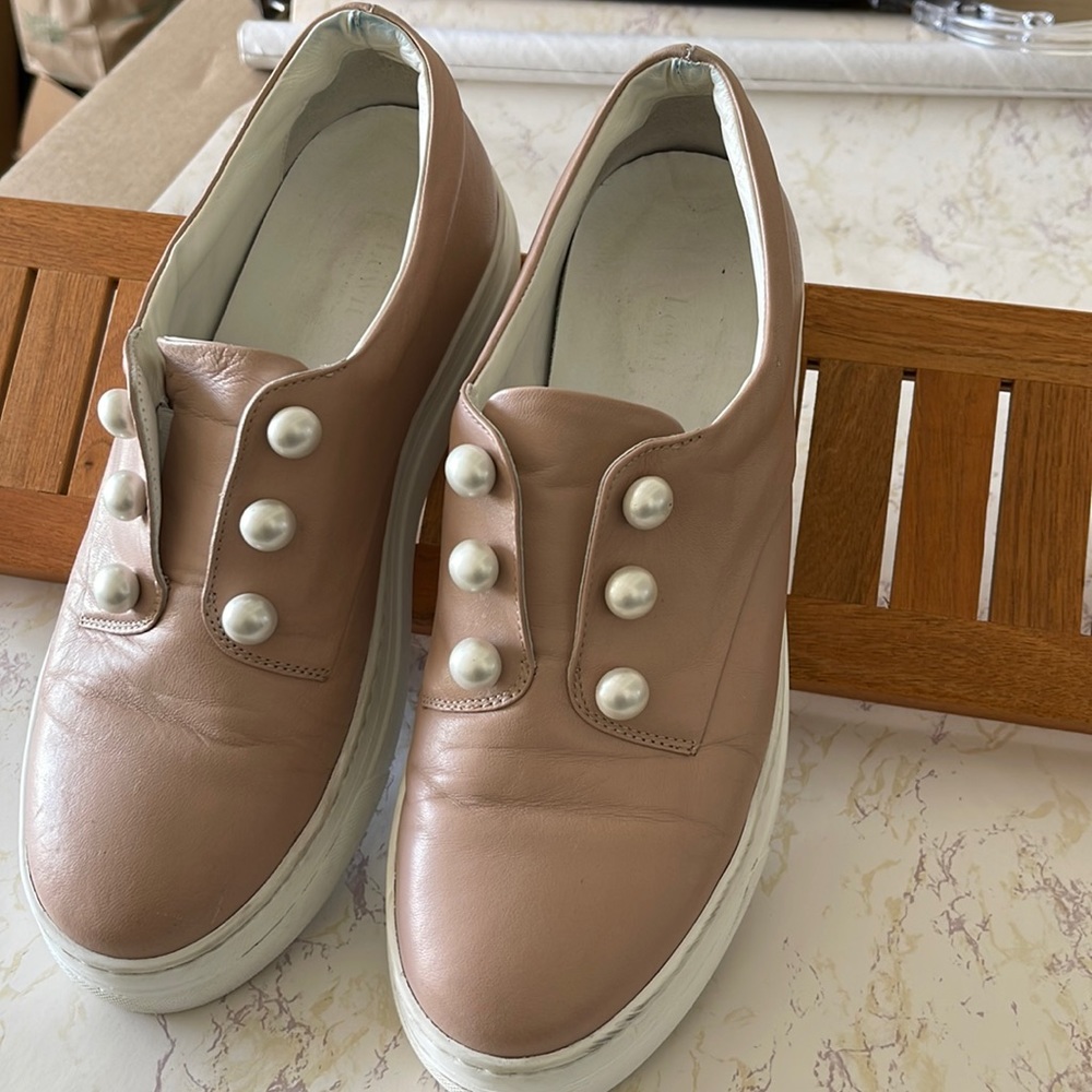 Lewit slip on sneakers with Pearls.